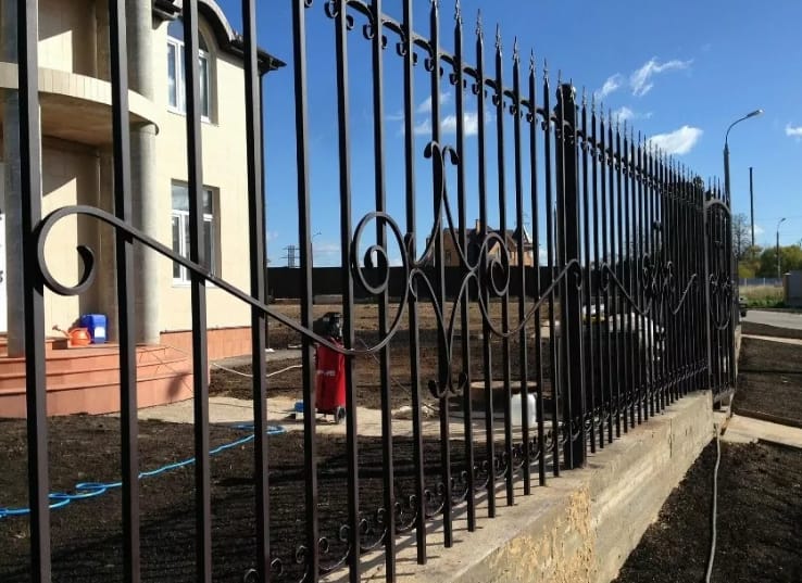 Сварной забор на бетонном основании в Москве