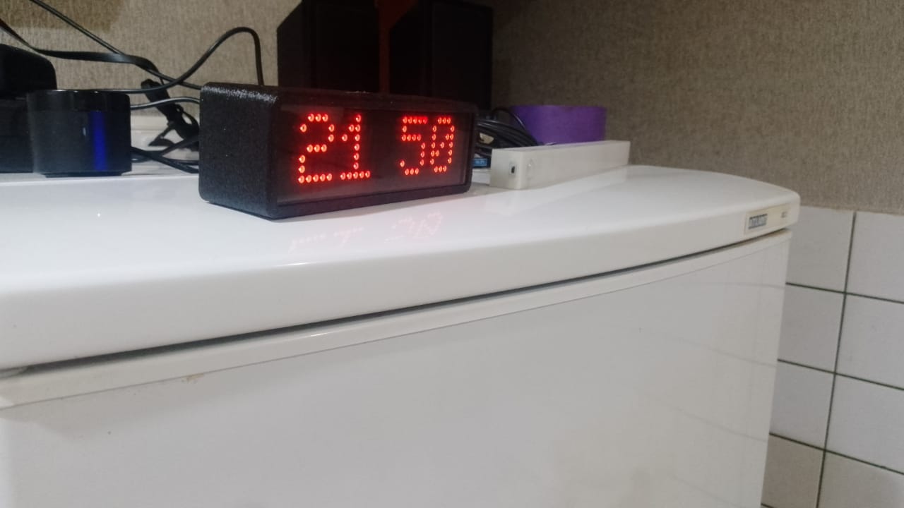 Умные настольные часы на ESP32