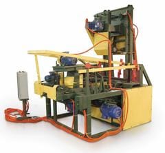 Фрезерный четырехшпиндельный станок «Формат 250» для изготовления венцовых соединений в строительном брусе прямоугольного сечения.