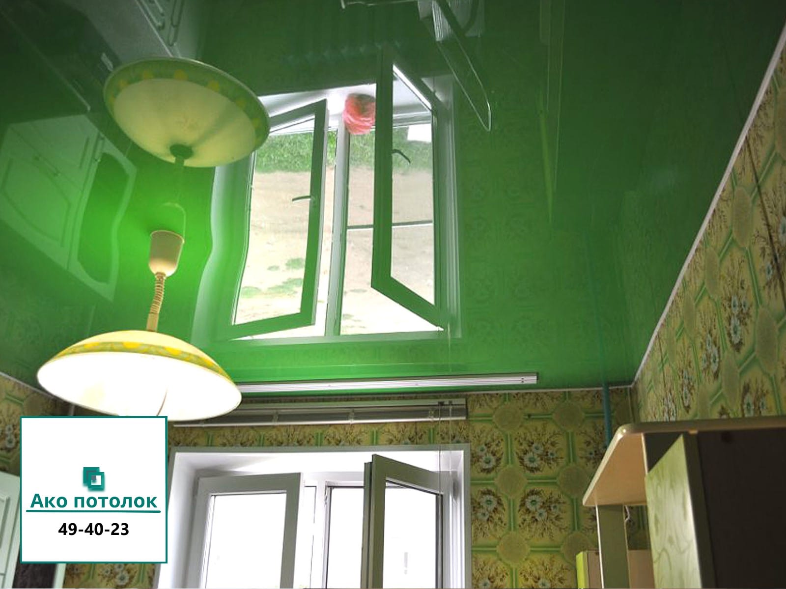 Цветной глянцевый натяжной потолок по размерам в Омске