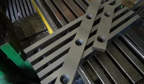 Шлифуем ножи для гильотинных ножниц до 4000мм в городе Тула на Тульском Промышленном Заводе. Изготовление промышленных ножей. Ножи гильотинные. Ножи для дробилок. Ножи для шредера.