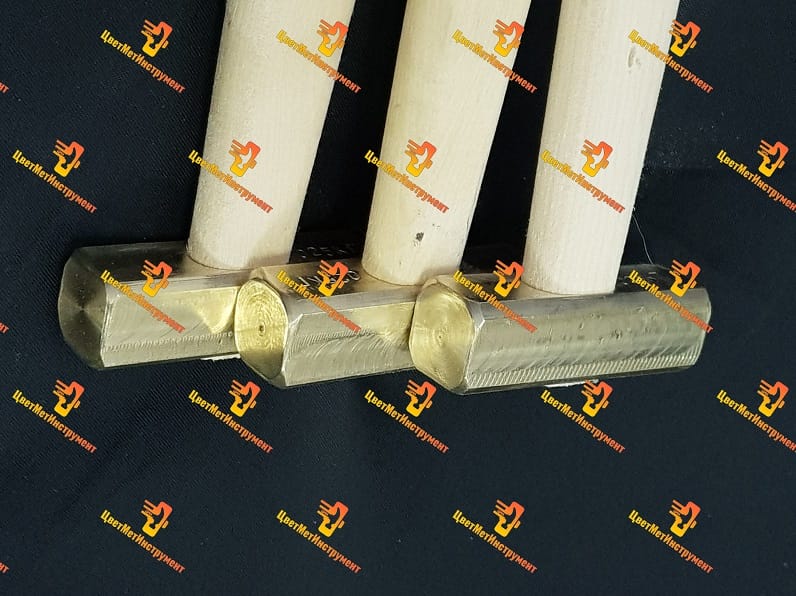 Молоток латунный 0, 4 кг.  (400гр)  с деревянной ручкой Квадратный боек — фото 2