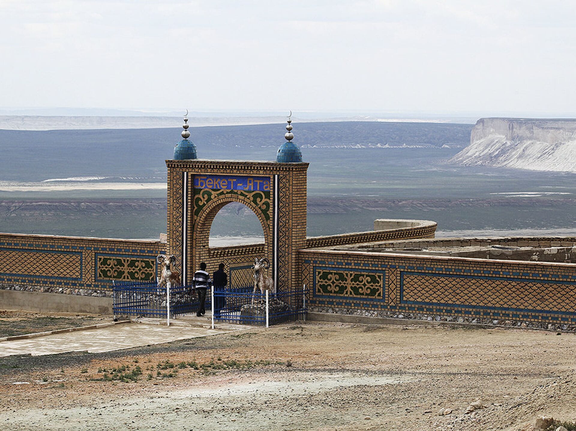 Такси из Актау поездка к подземной мечети Караман ата, Бекет ата, Шопан ата Адай ата