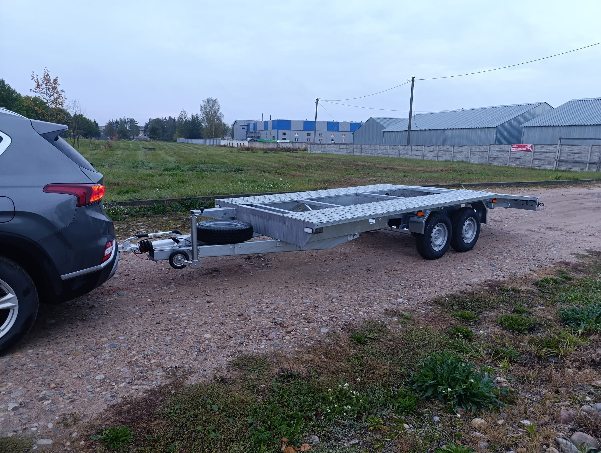 Новый прицеп автовоз,   5.  00м X 2.1м -3500кг