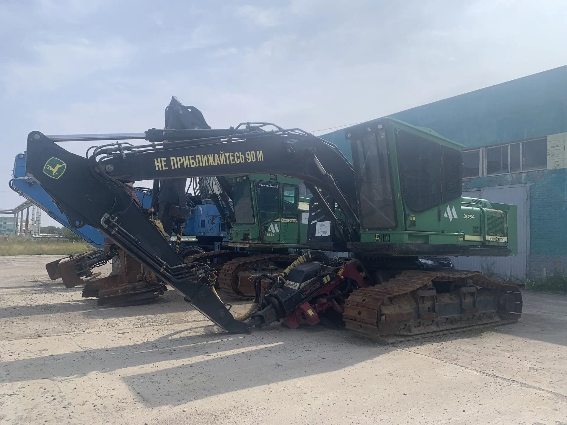 Гусеничный лесопогрузчик John Deere 2054