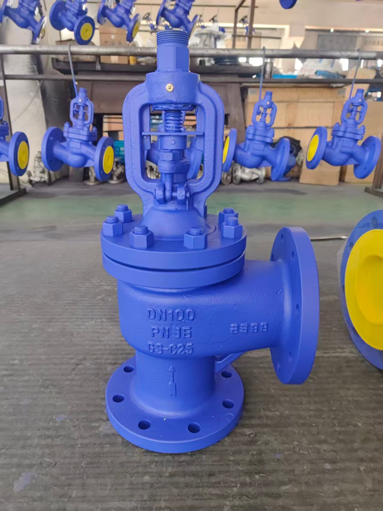 Клапан сильфонный запорный угловой стальной фланцевый