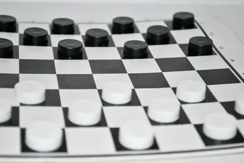 ♟️ Научу играть: • в **шахматы** за 100 руб./час   • в **шашки** за 90 руб./час   • в **«Уголки»** за 80 руб — фото 3