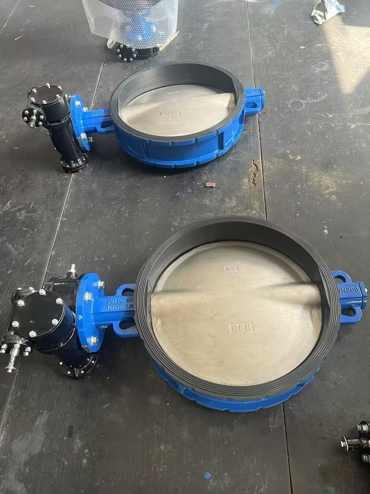 Затвор дисковый поворотный межфланцевый симметричный чугунный с редуктором Ру16 Ду800 — фото 3