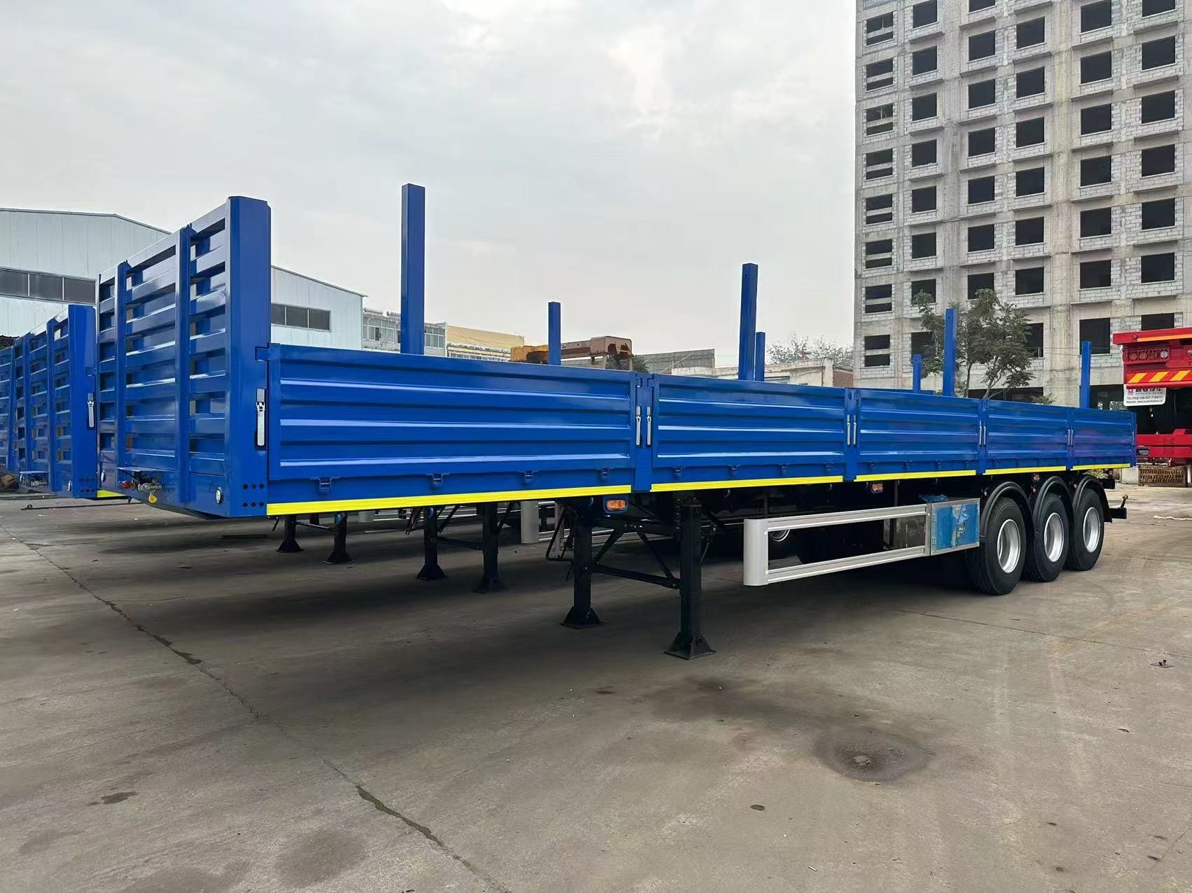 Полуприцеп с бортовой платформой TONGYADA CTY9603LBD 3-оси, грузоподъёмностью 50 тонн, с фитингами под контейнер, новый 2025 г.в.