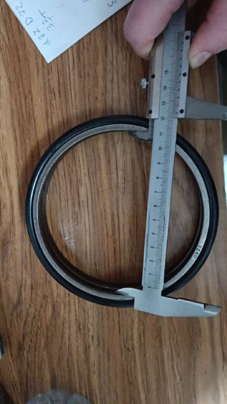 уплотнение между редуктором и гидромотором хода Yanmar VIO20.2