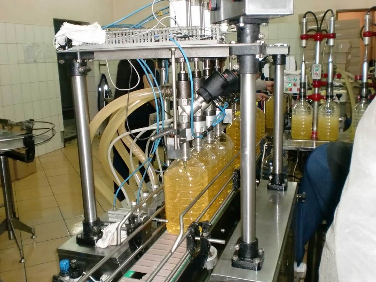 Автоматы розлива вязких жидкостей АРЛ-4П (поршневая дозация) ,  до 2000 б/час