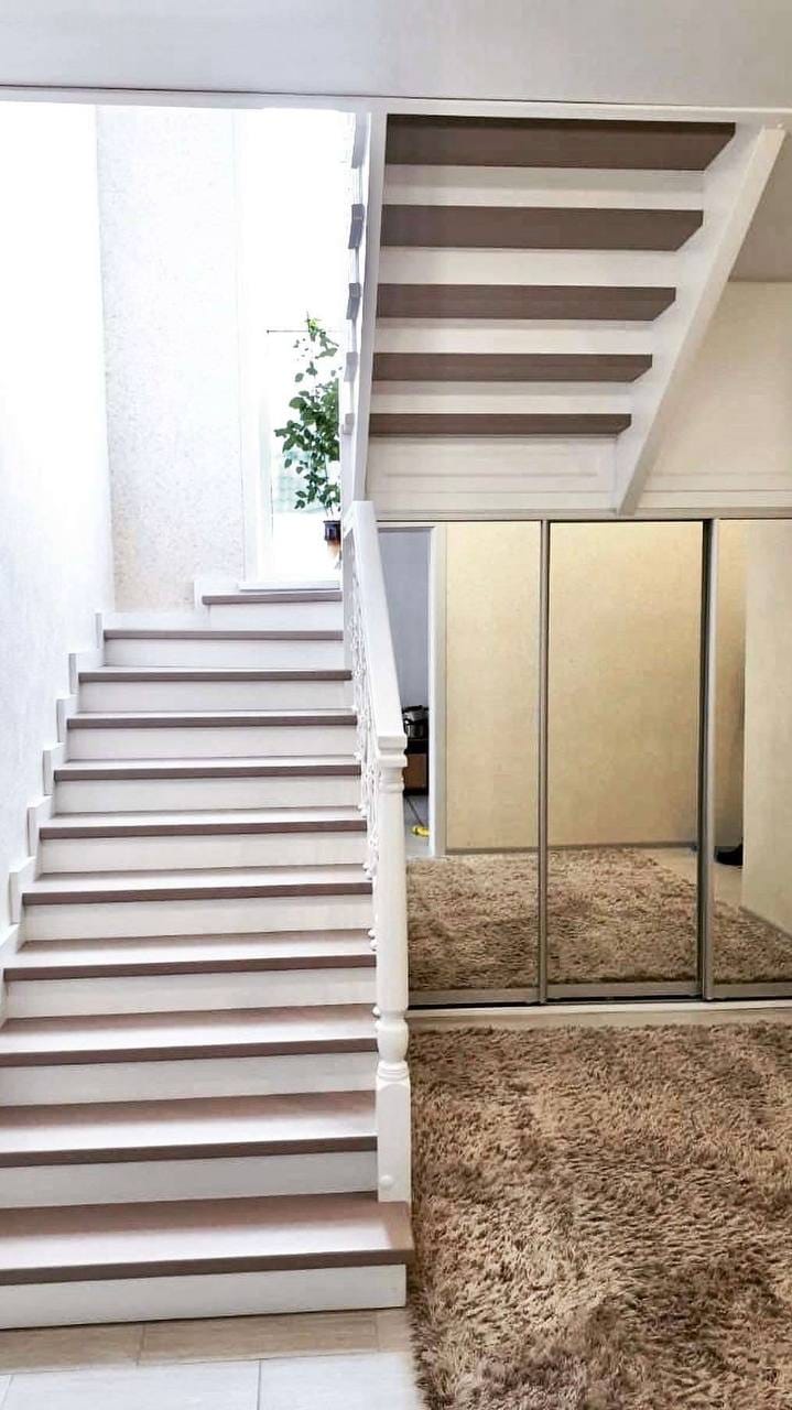 Лестница деревянная в дом — фото 6