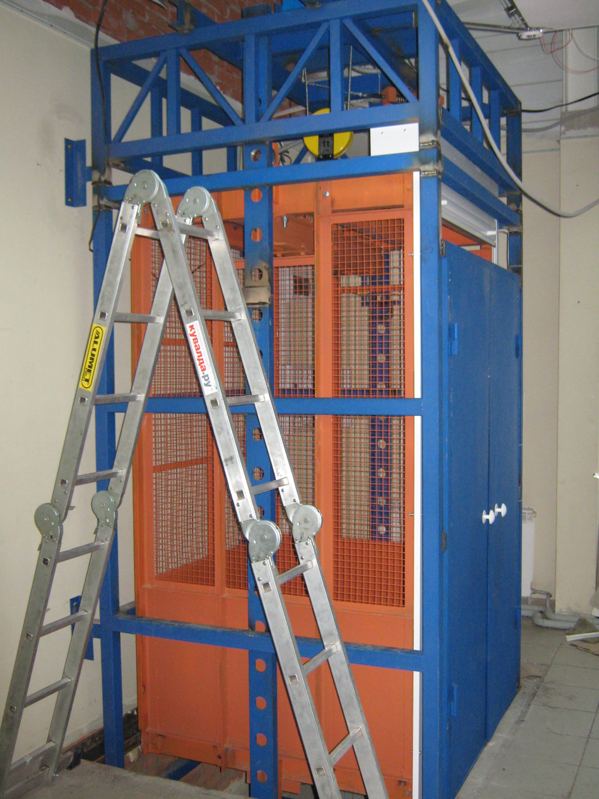 Грузовой электрический подъемник без проводника.