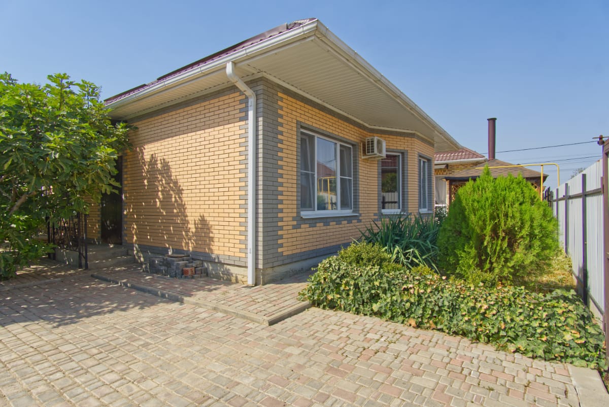 Современный дом с ремонтом и садом