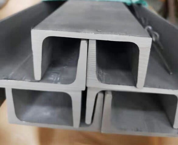 Швеллер нержавеющий 140х58х6.5х9.5 AISI 304  тип У горячекатаный