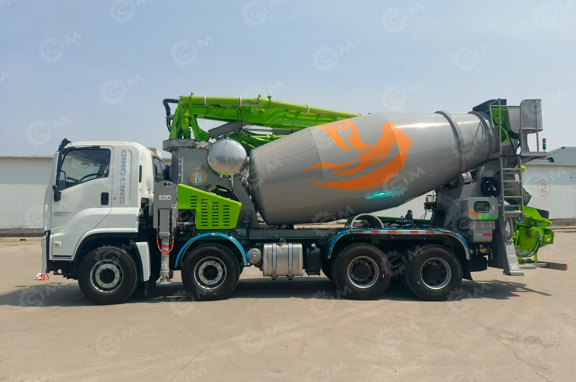 Автобетоносмеситель на шасси ISUZU 8x4, бочка 9м3 с распределительной стрелой 36м и насосом — фото 2