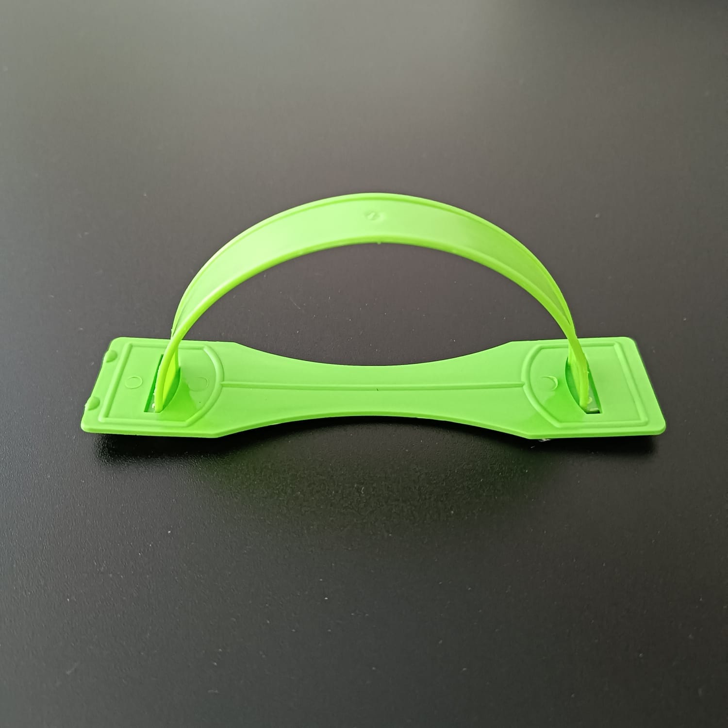 Пластиковая сборная ручка для гофротары цветная оптом — фото 2