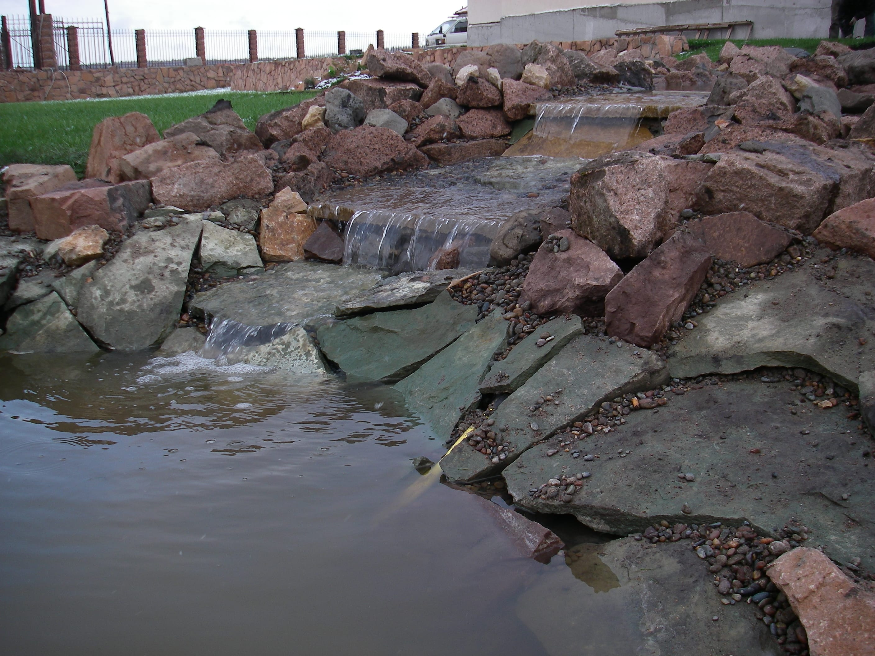 Ландшафтный декоративный камень для ручьев и водоемов