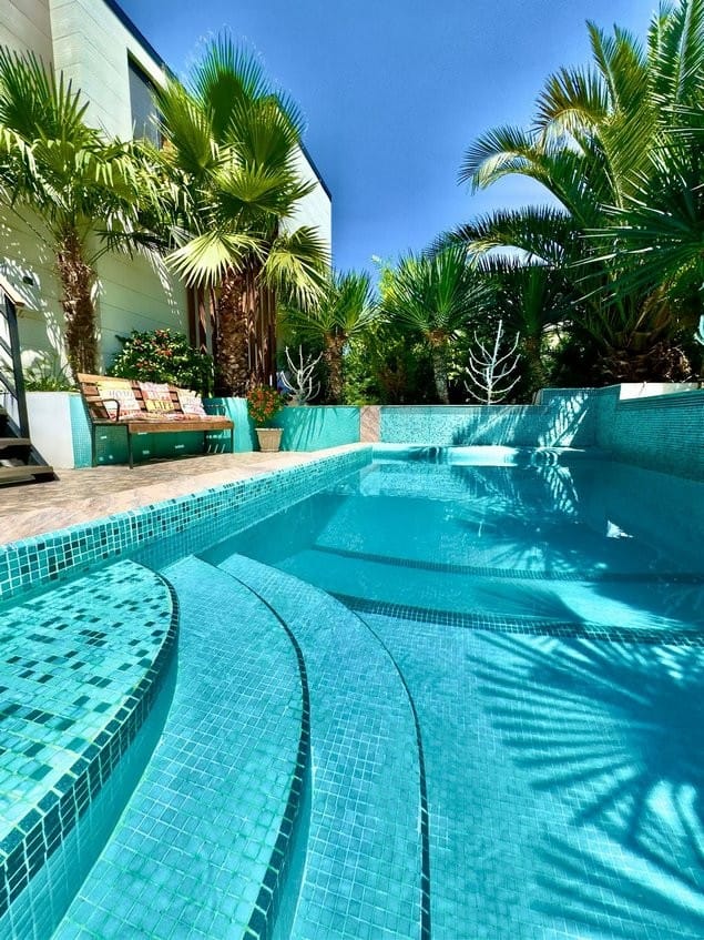 Апартаменты с теплым бассейном в центре Сириуса