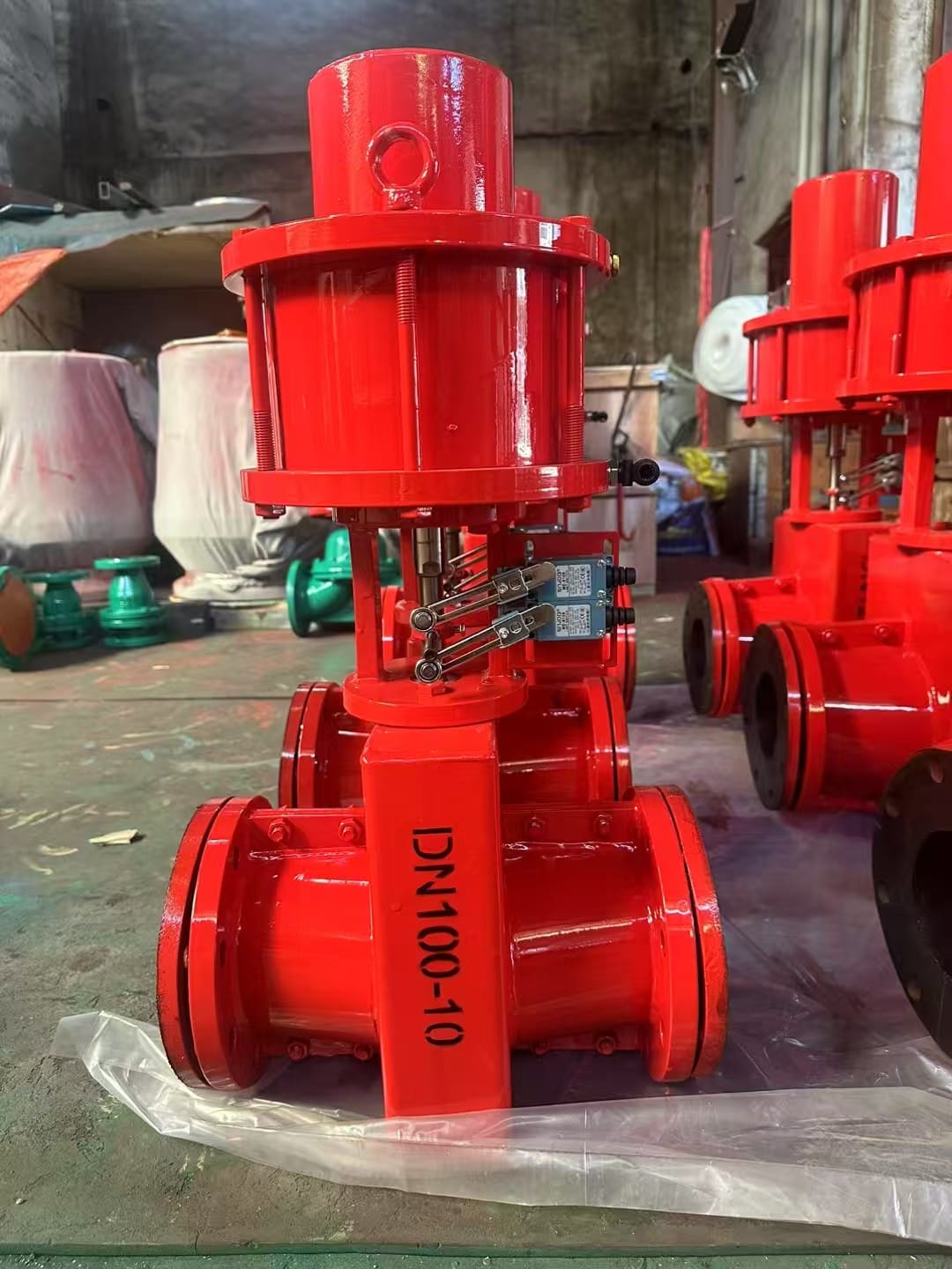 Шланговая задвижка стальная с пневмоприводом 33с617р ру10 ду100, Китай — фото 3