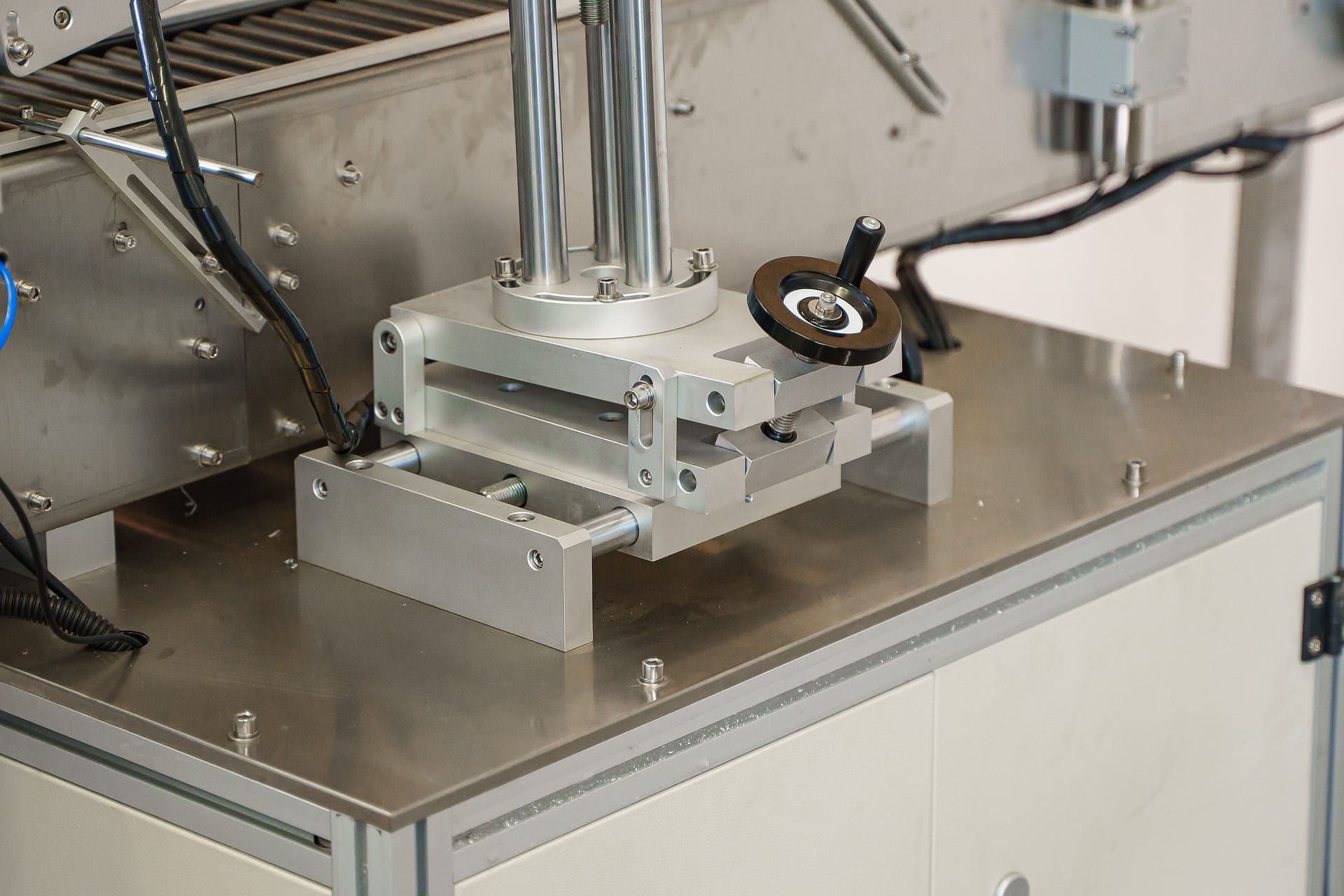 Автоматический этикетировщик ЭМ05.06 с вертикальной подачей 150 шт/мин — фото 5