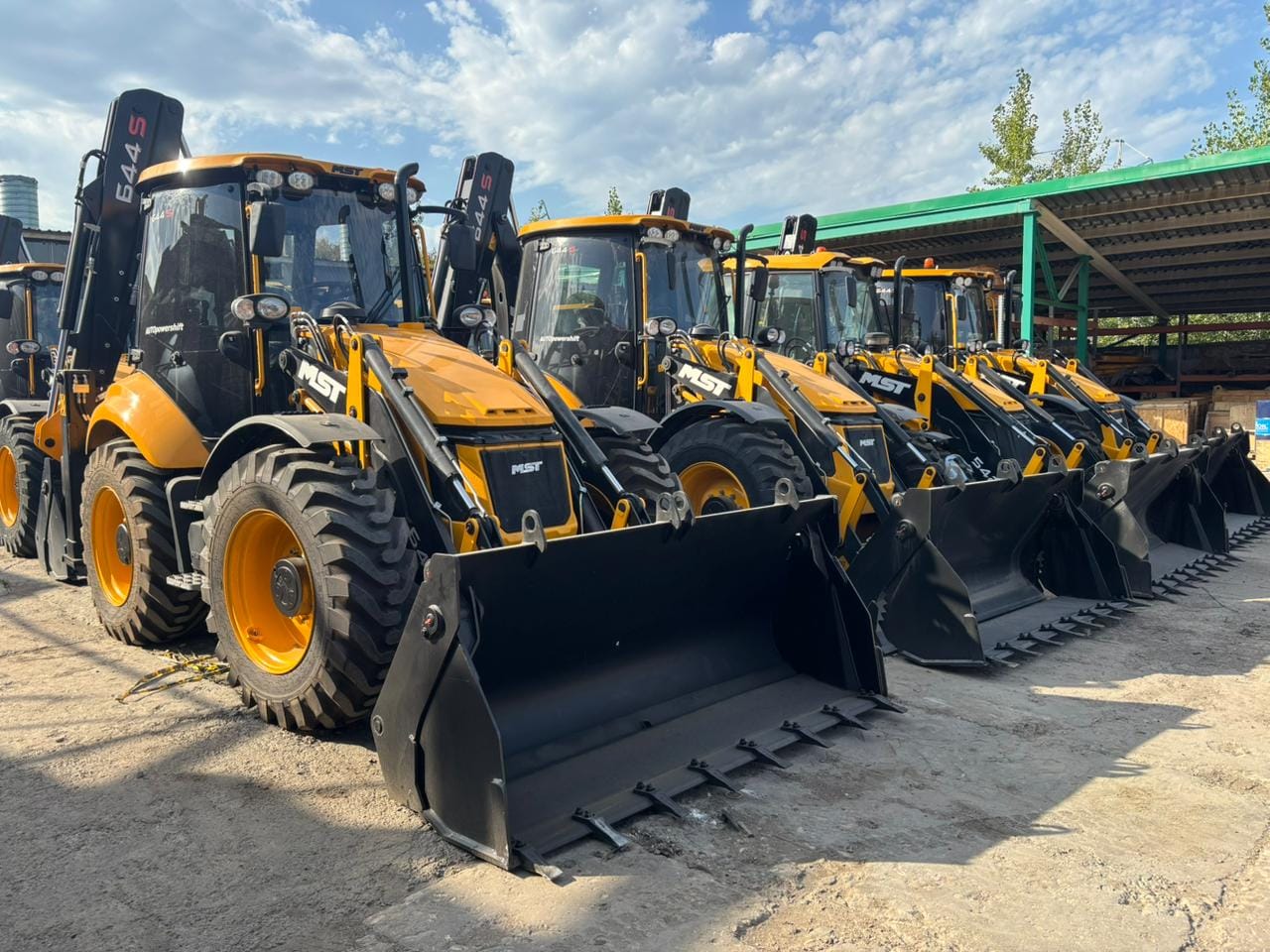 Экскаватор-погрузчик MST 544S