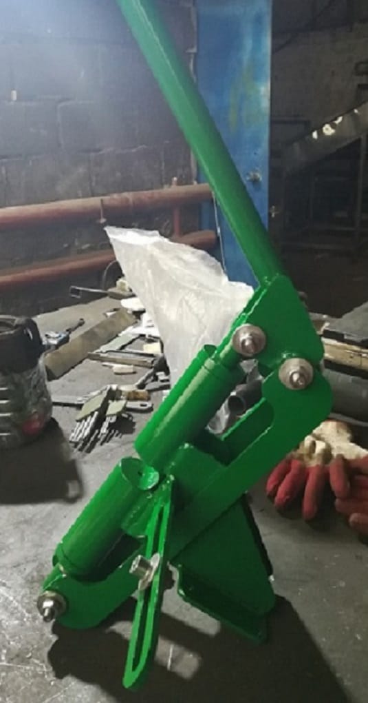 Приспособление для пробивки стальных тонкостенных труб