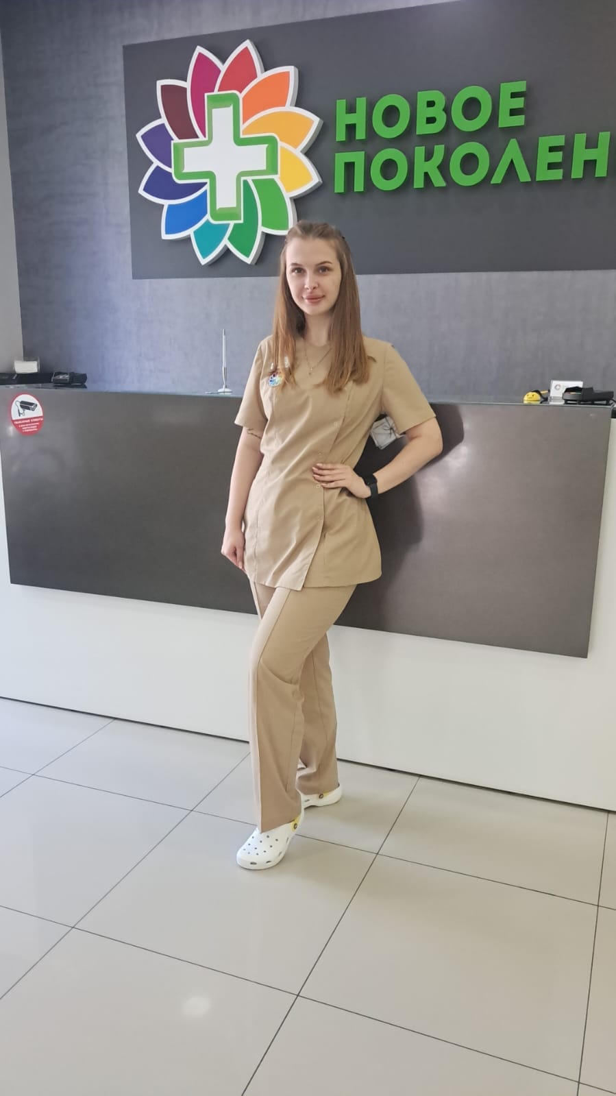 Костюм продавца в бежевых тонах — фото 4