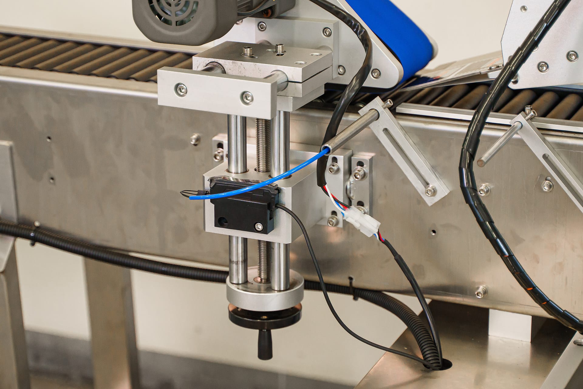 Автоматический этикетировщик ЭМ05.06 с вертикальной подачей 150 шт/мин — фото 4