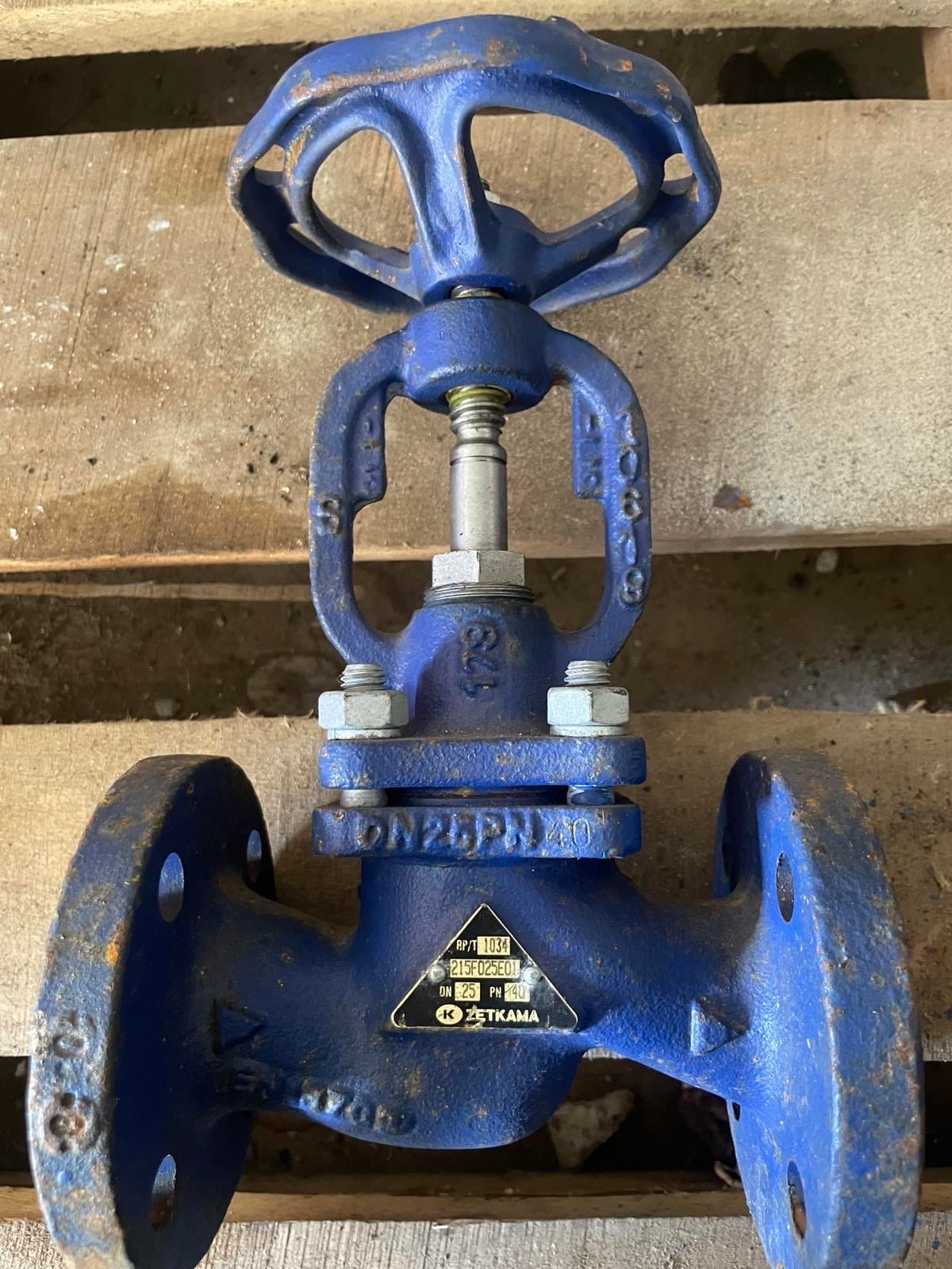 Вентиль запорный стальной фланцевый Zetkama 215F-025-E01 Ру40.