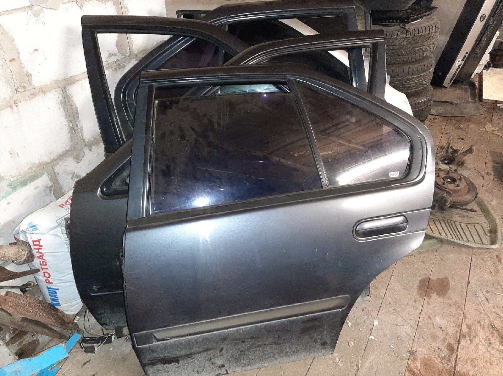 Продам б.у. запчасти для Nissan Maxima 1993г.  двигатель VG30E  V6 , Номер ДВС (артикул): VG30780395 (ART:E35120A), МКПП, двери, стекла, капот, крышка багажника, крыша,  салон — фото 3