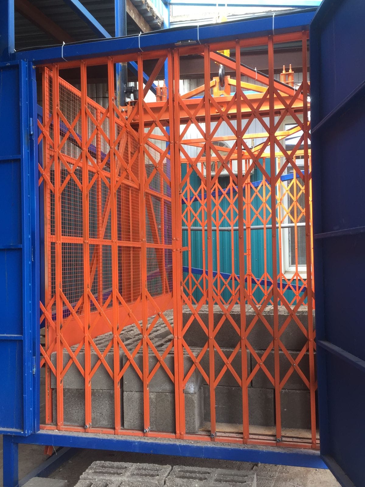 Грузовой лифт универсального назначения.