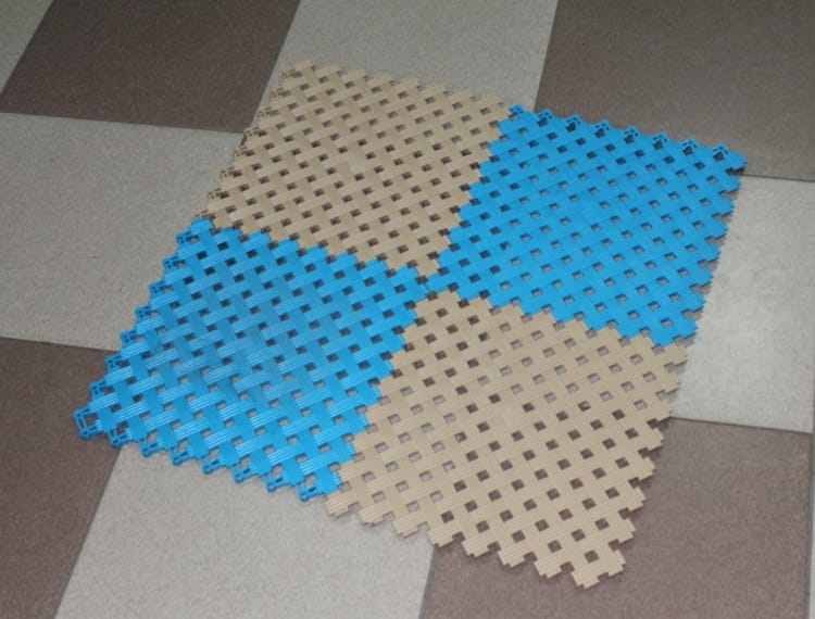 Сборное покрытие для мягкого пола сеточкой в бассейне или аквапарке — фото 2