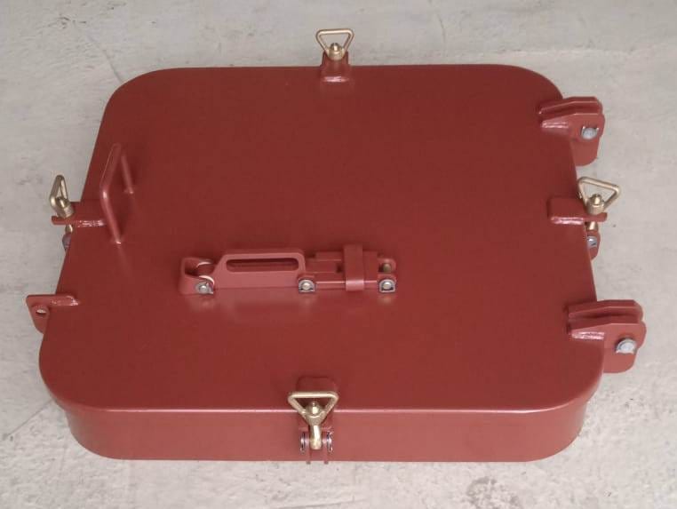 Люк судовой с барашковыми задрайками плоское полотно