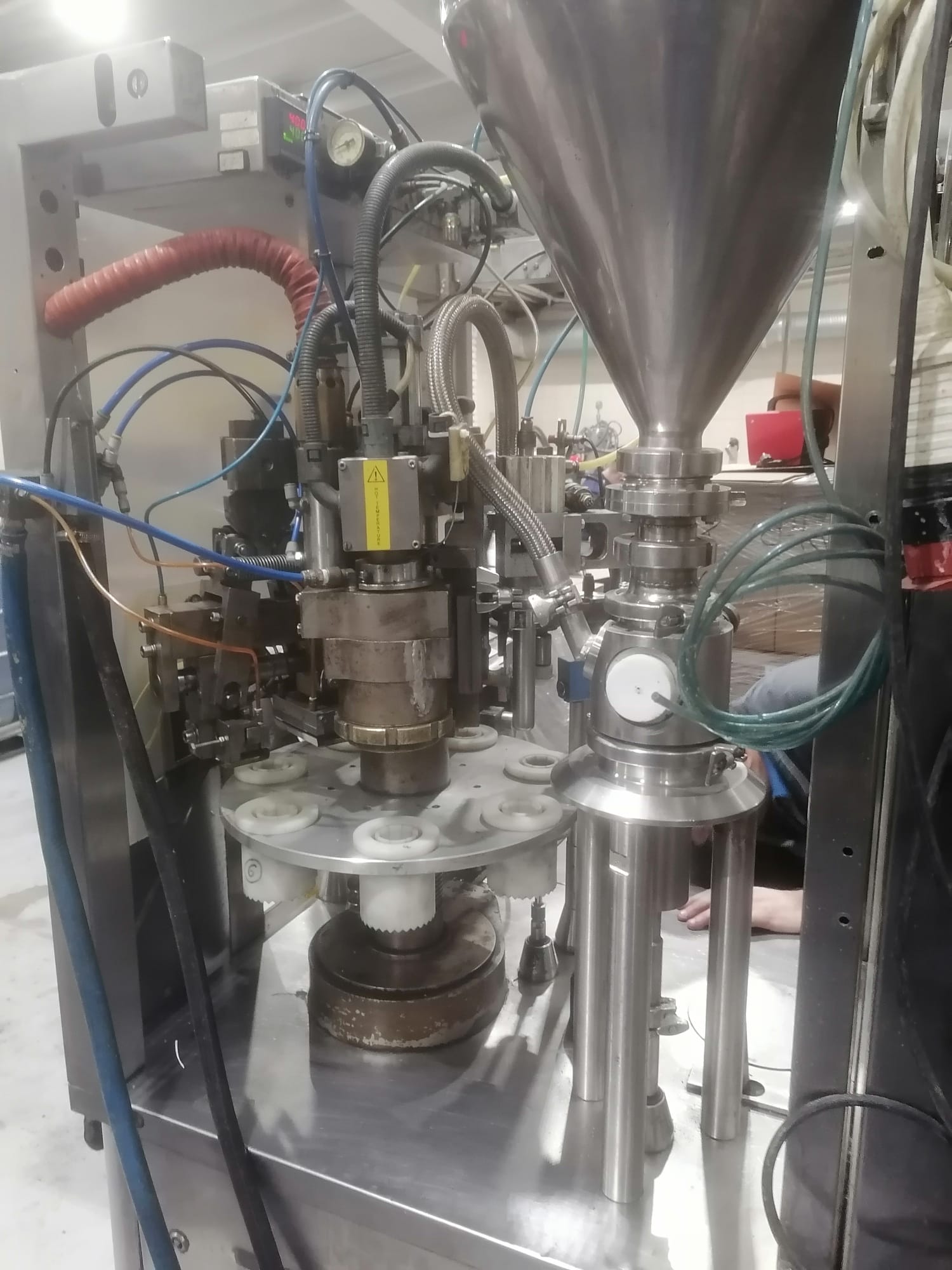 Продам Б/У машину для наполнения туб AXOMATIC OPTIMA 700. — фото 2