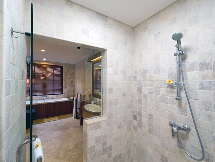 Отделка плиткой санузла в коттедже в частном доме. Плиточник — фото 2