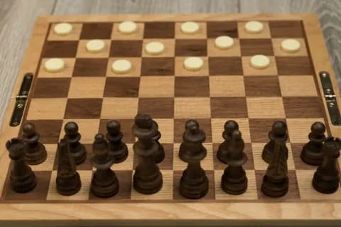 ♟️ Научу играть: • в **шахматы** за 100 руб./час   • в **шашки** за 90 руб./час   • в **«Уголки»** за 80 руб