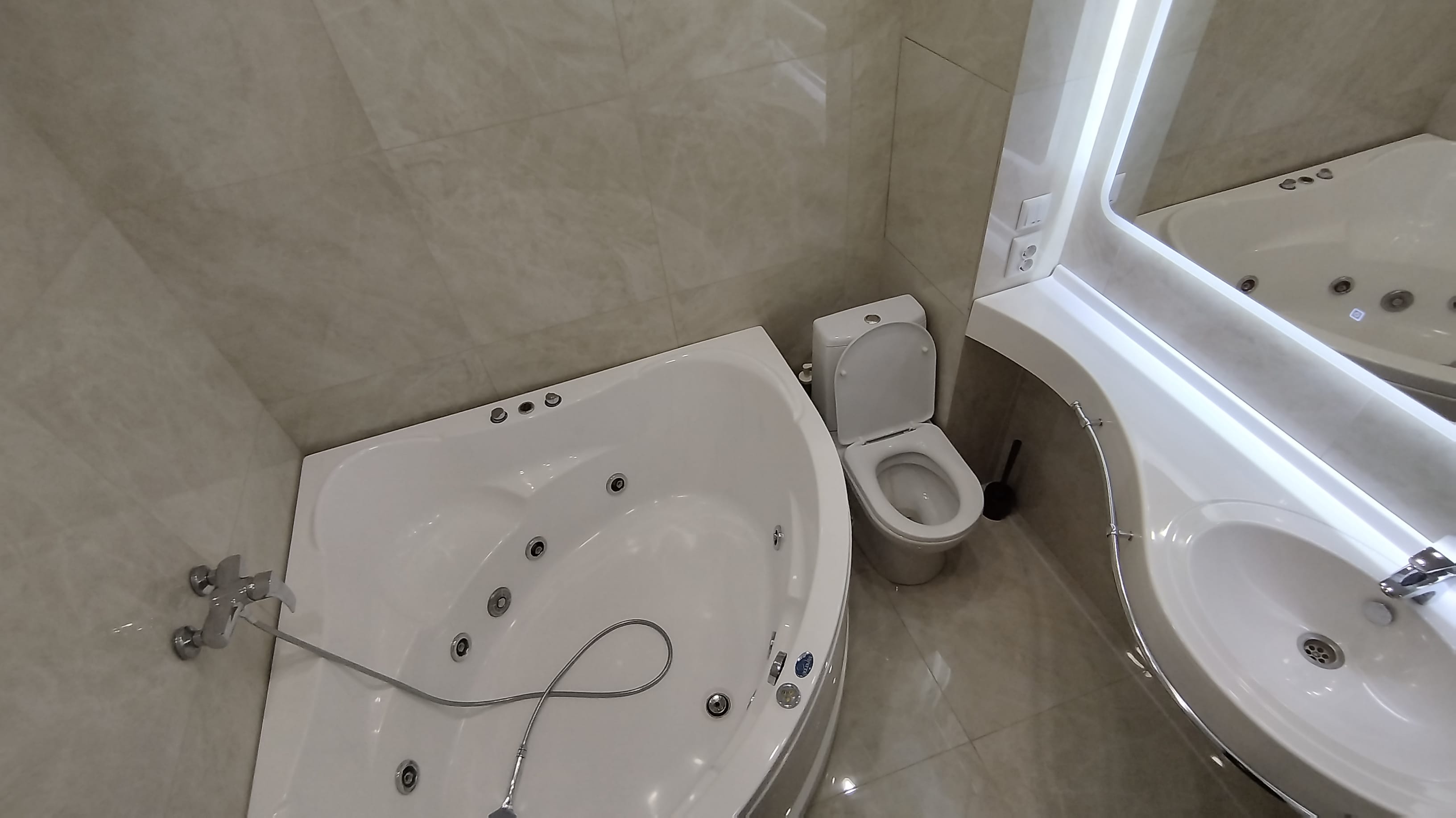 Сдам шикарную квартиру с джакузи на часы, ночь, сутки Шестая просека 157 — фото 9