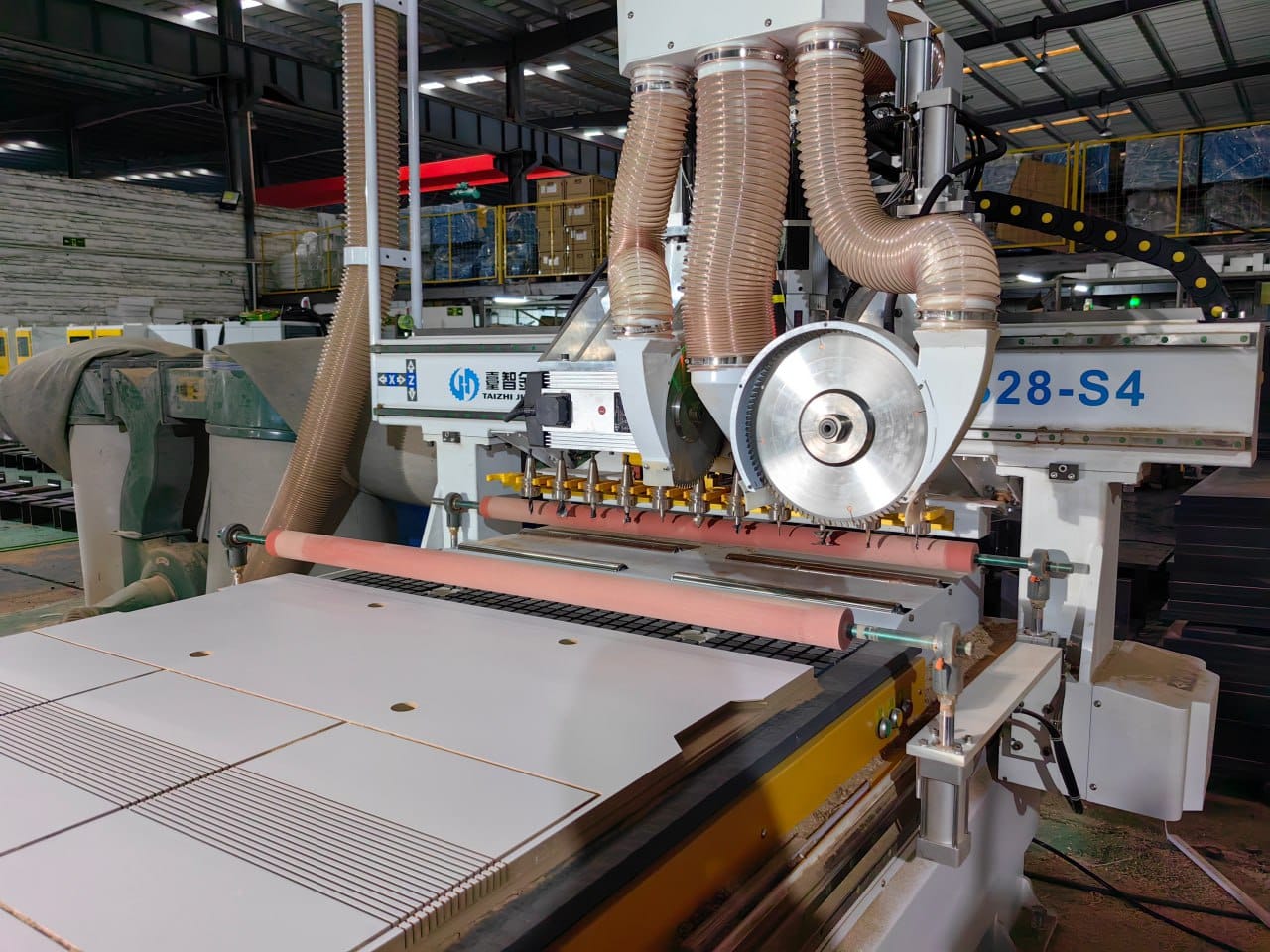 Деревообрабатывающий центр с ЧПУ S12