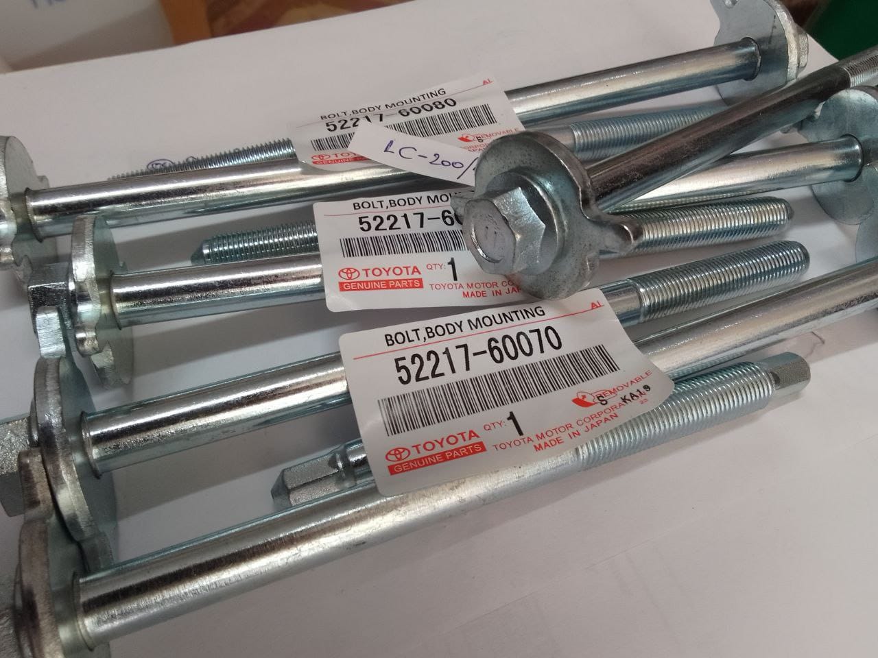 Болты подушек кузова Toyota  LC-200, LX-570