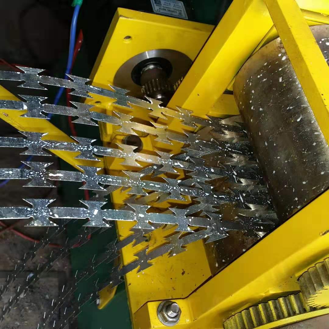 Станок для производства колючей ленты