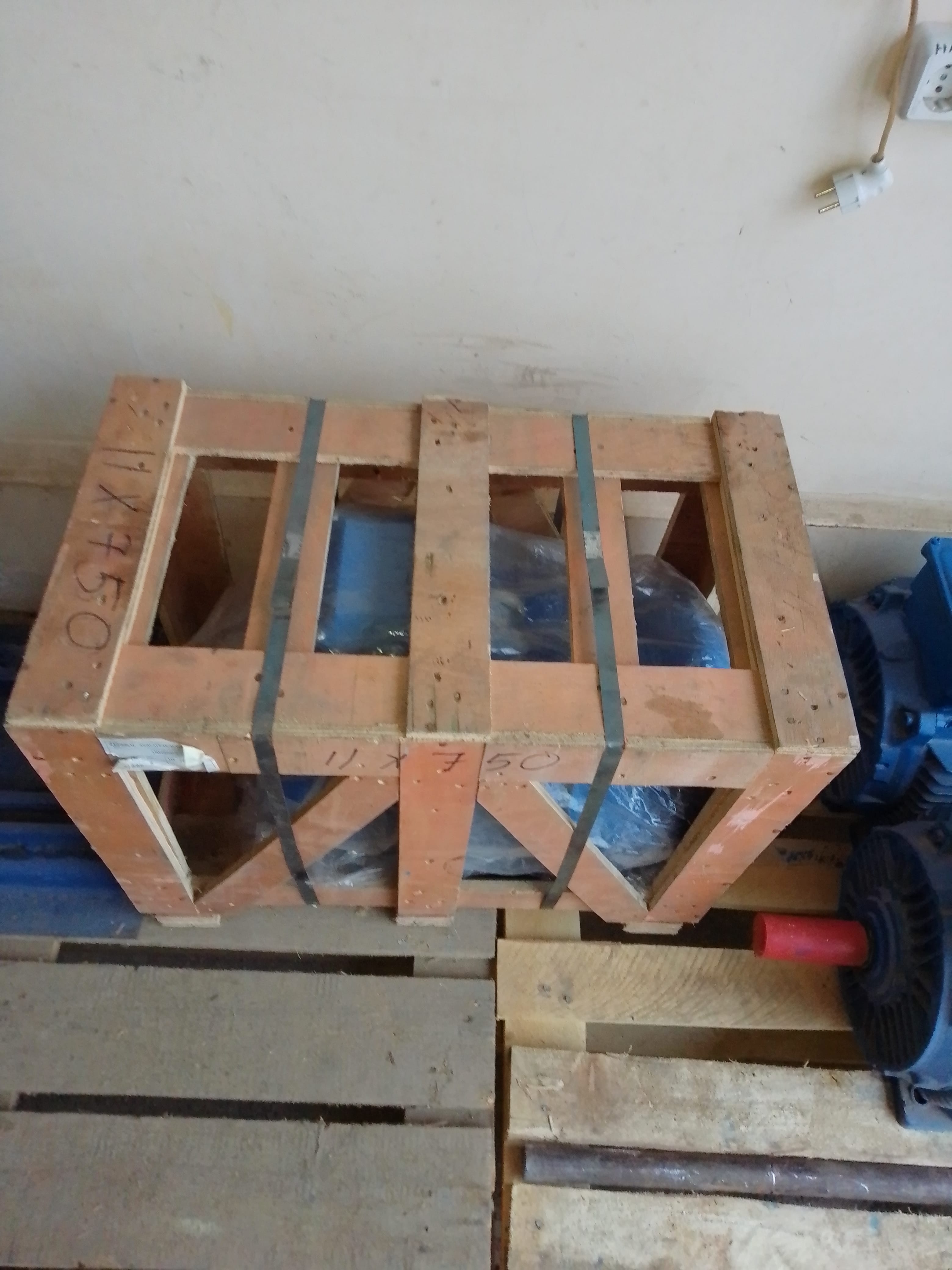 Электродвигатель АИР160М8 11х750 1081 (лапы)