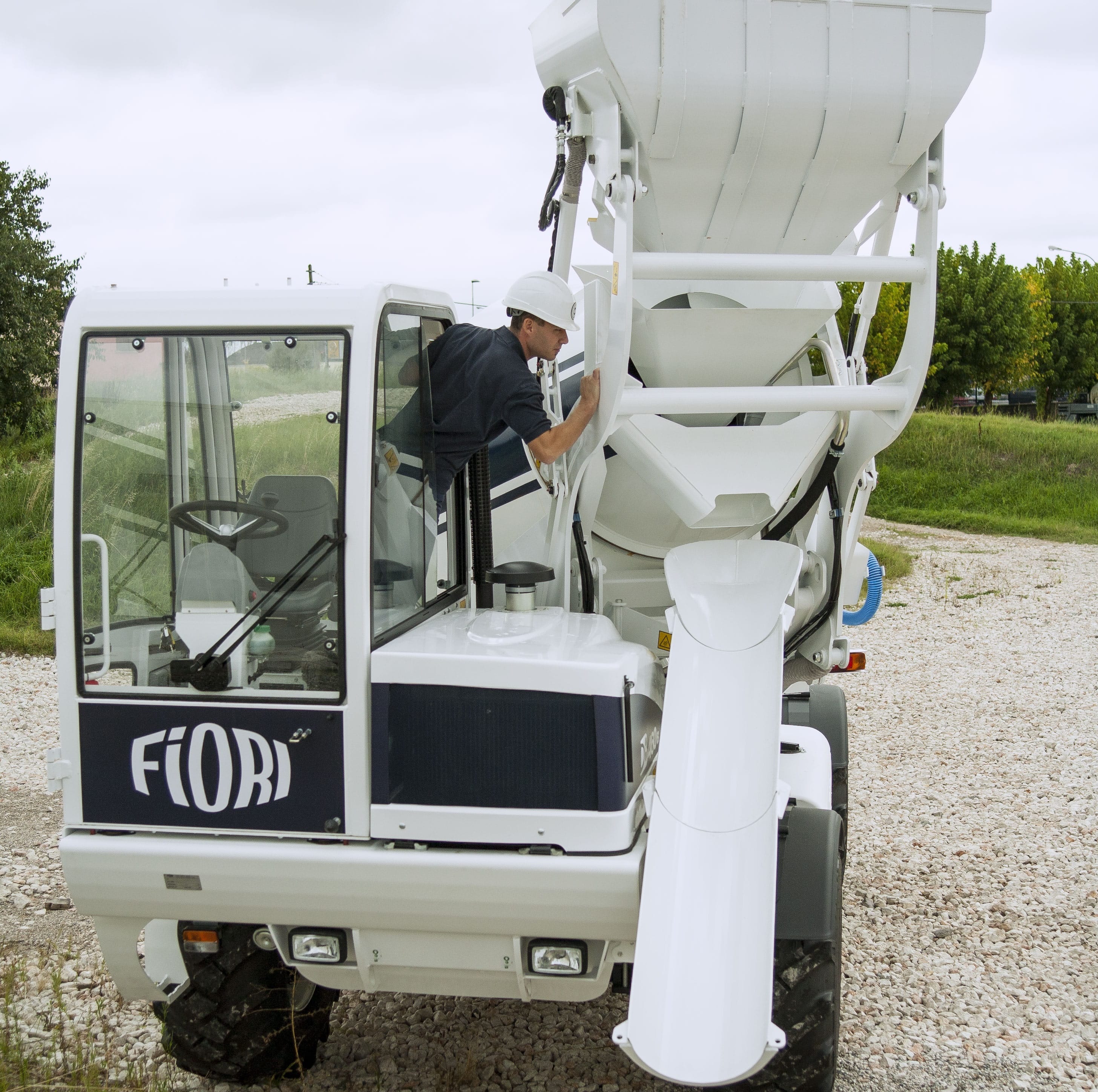 Автобетоносмесители с самозагрузкой FIORI DB460 мобильные бетонозаводы 4х4