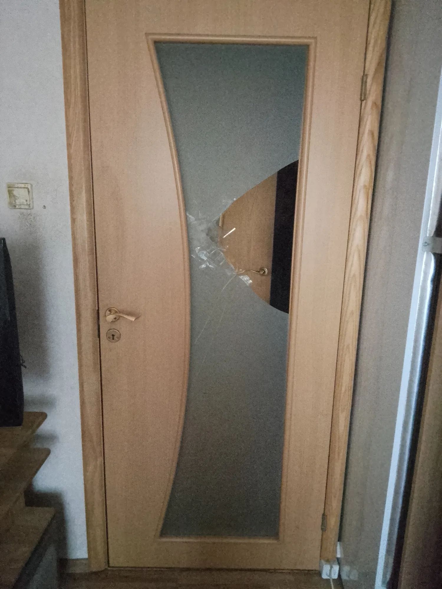 Подскажите телефон мастера по замене разбитого стекла в межкомнатной двери — фото 2