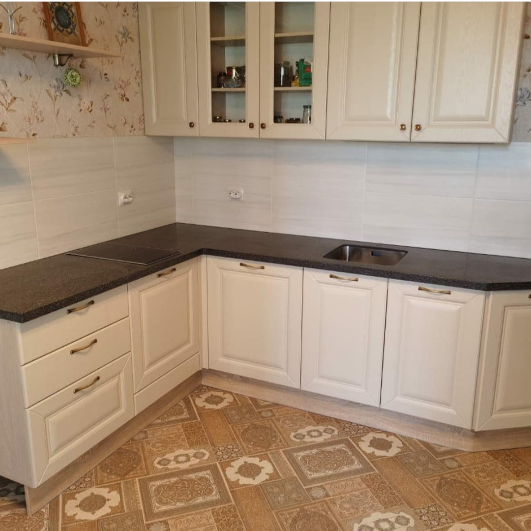 Кухонная столешница из черного искусственного камня — фото 5