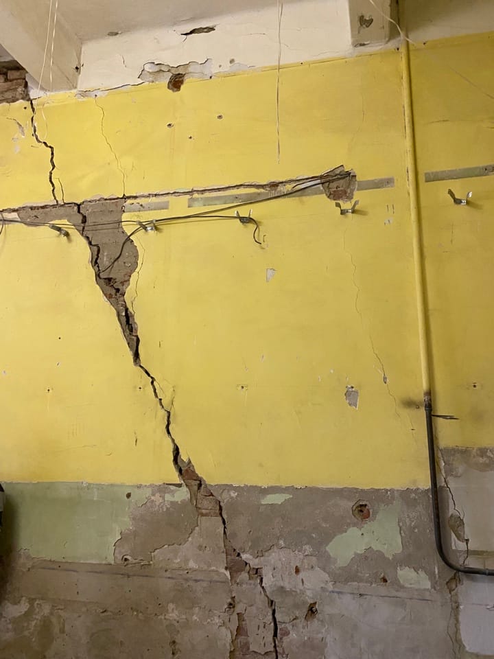 Усиление фундамента здания, дома, пристройка, забор при трещинах на стене — фото 3