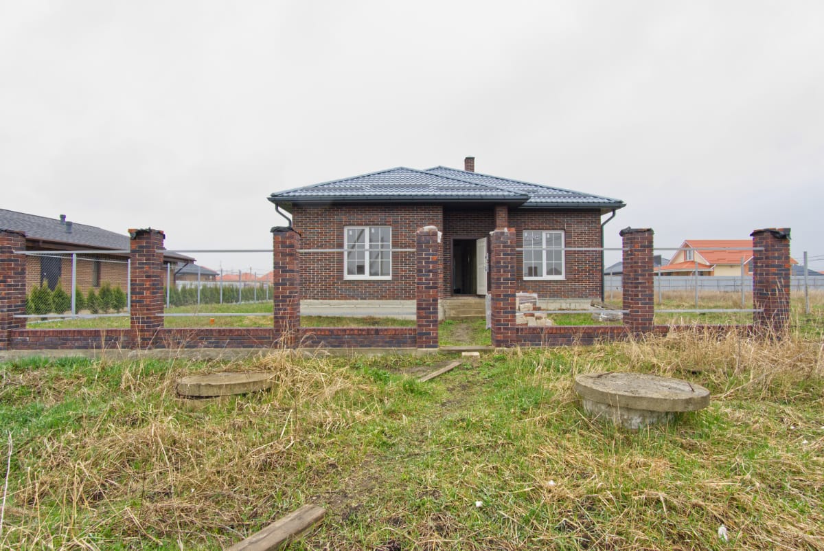 Дом с просторной кухней-гостиной в п. Южный