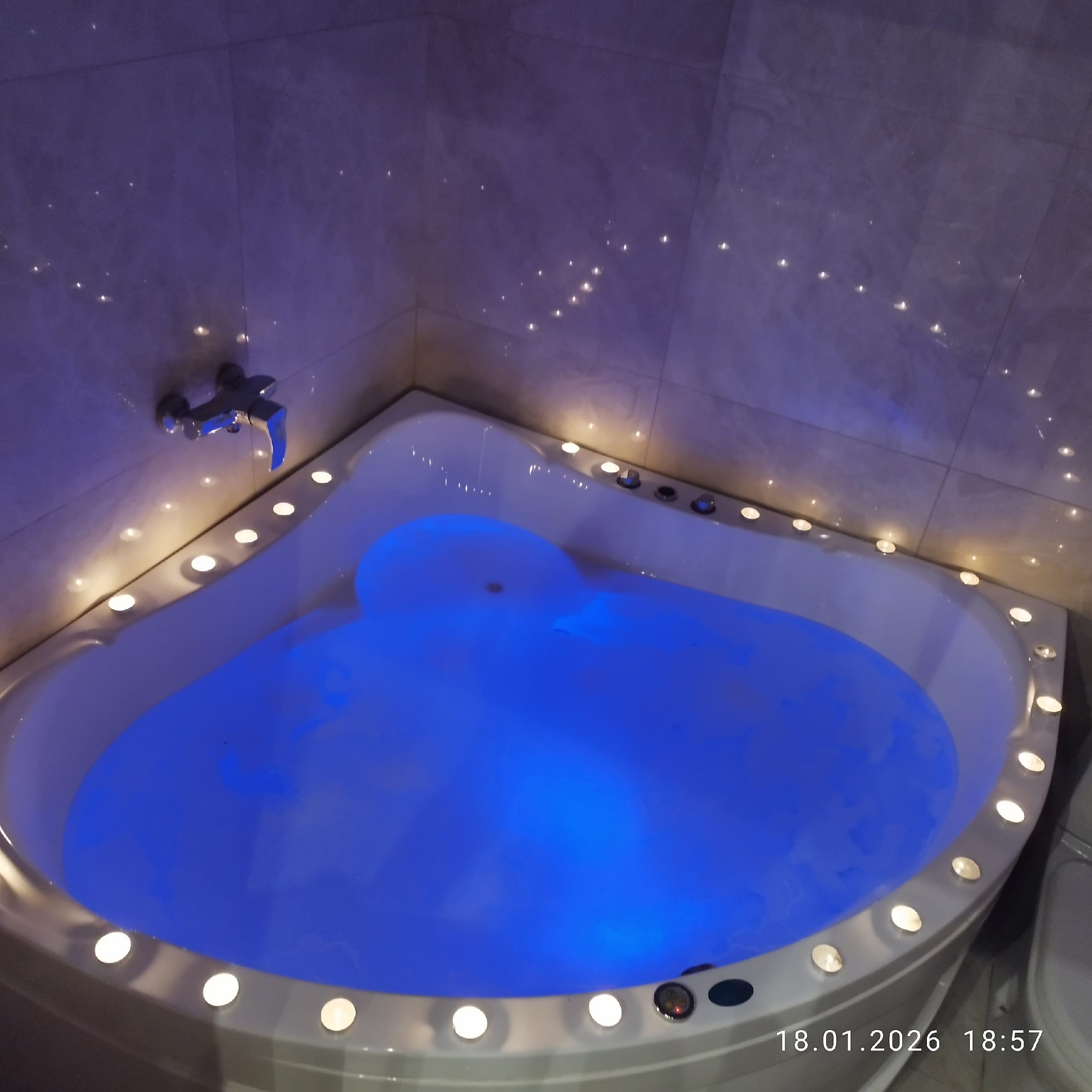 Сдам шикарную квартиру с джакузи на часы, ночь, сутки Шестая просека 157 — фото 19