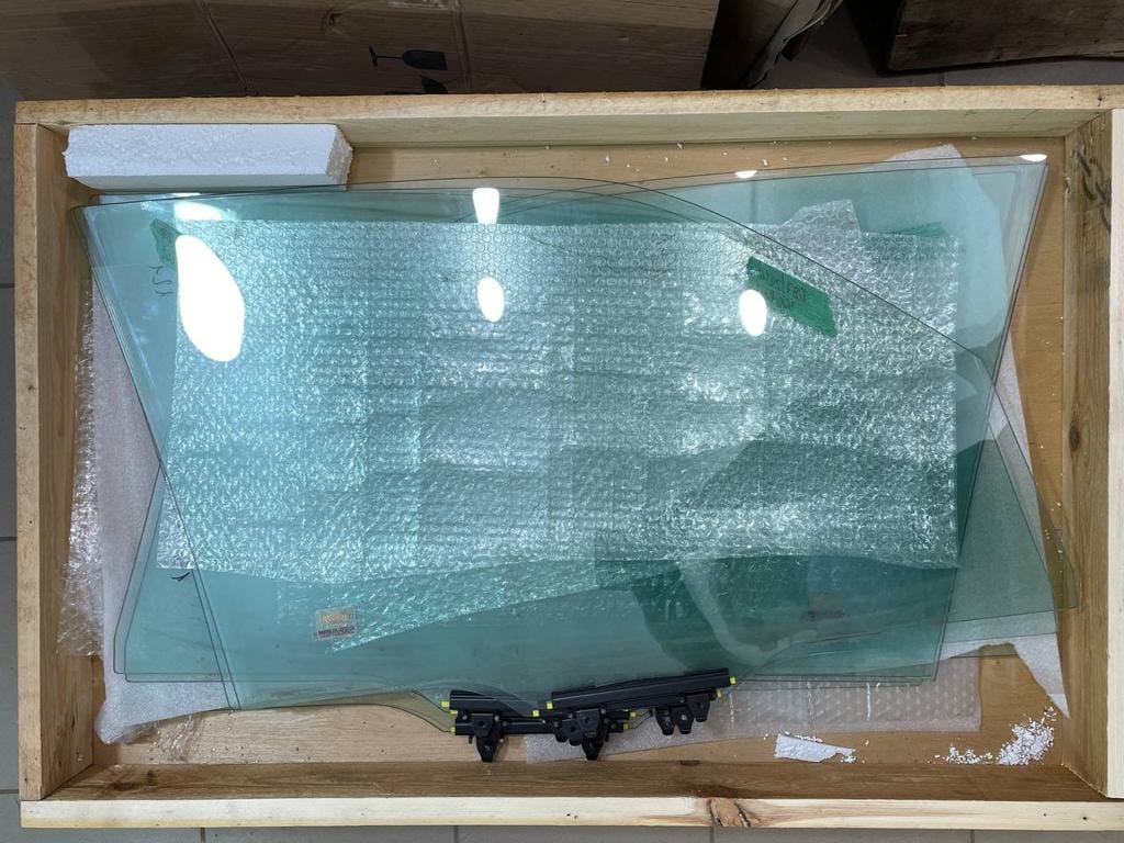 Стекло передней двери для Toyota Land Cruiser 300 — фото 2