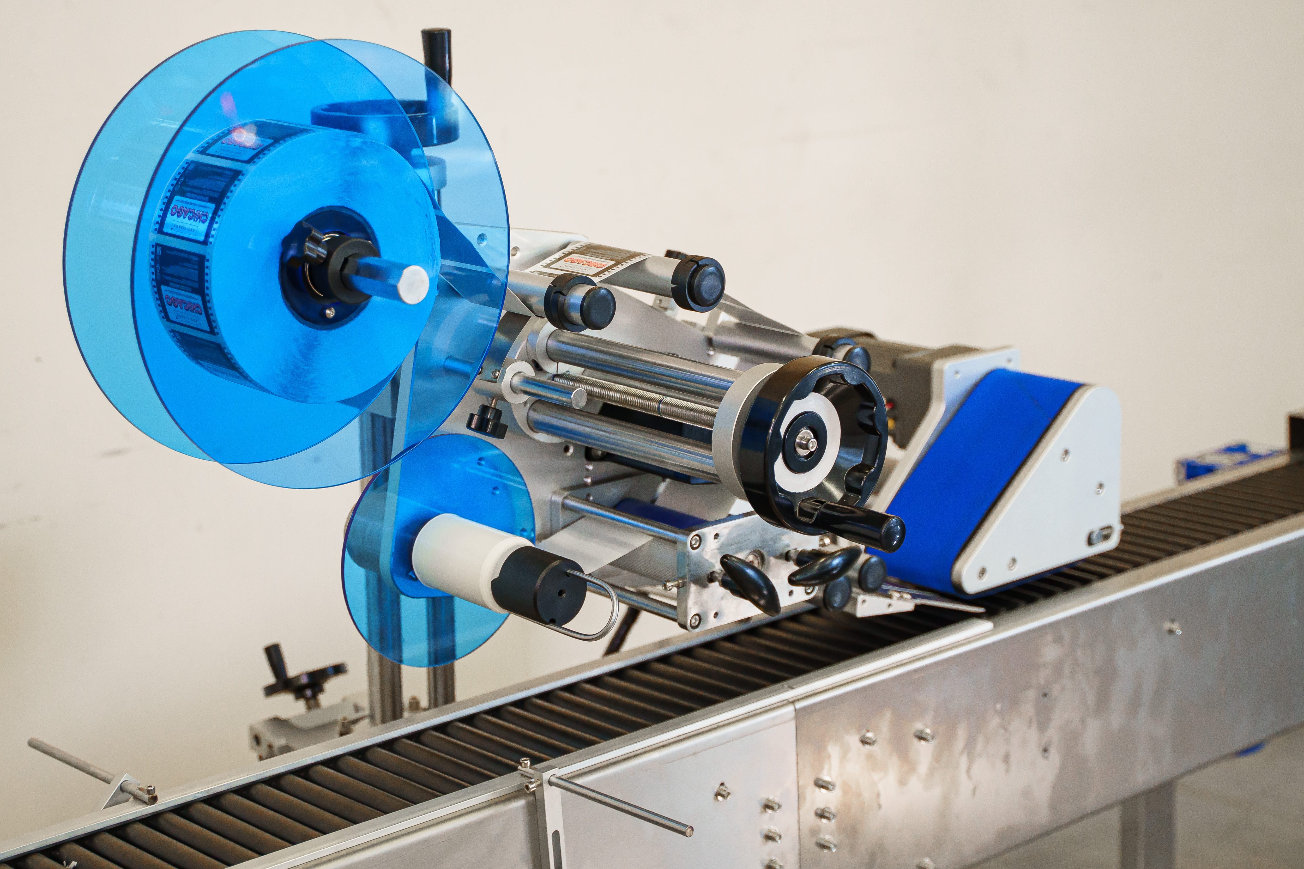 Автоматический этикетировщик ЭМ05.06 с вертикальной подачей 150 шт/мин — фото 3